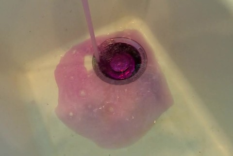 Obyvateľov vystrašila voda tečúca z kohútika. Takúto farbu od pitnej vody nečakali