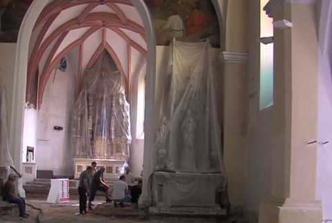 Do kostola prišli so zbíjačkami a kladivami. Omše slúžia na mestskom úrade