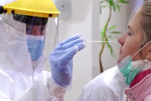 Hlavným problémom testovania je nedostatok zdravotníkov. 