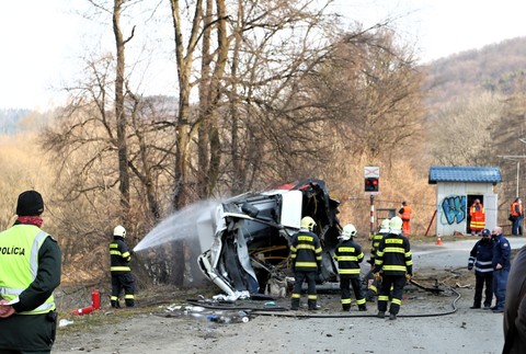 V Banskej Bystrici sa vlak zrazil s autobusom.