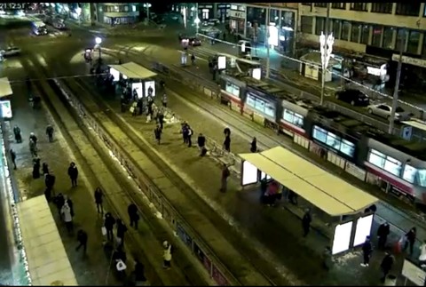 VIDEO: Desivá nehoda v centre Brna. Auto skončilo v zastávke plnej ľudí 