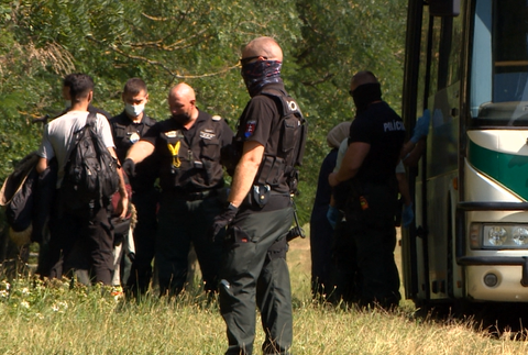 V lesoch na Záhorí objavili miestni desiatky utečencov, pátral po nich aj vrtuľník 