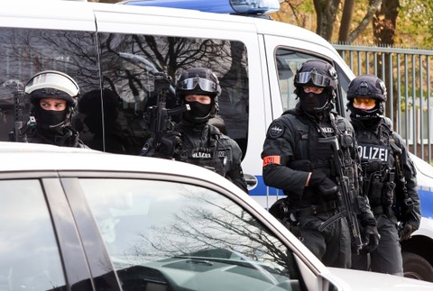 Nemecko Hamburg škola ozbrojenci (3)