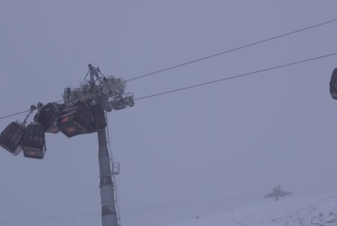 VIDEO: Desivý pohľad na svahu. Na lanovke skončilo v sebe 5 kabínok 