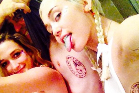 Miley Cyrus s novým tetovaním