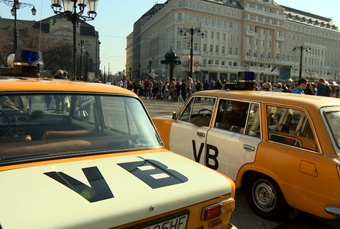 Námestie v Bratislave obsadili zložky Verejnej bezpečnosti. Sviečkový pochod pripomínal rok 1988