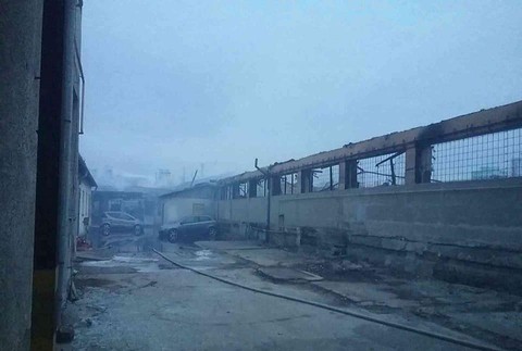 Priemyselný areál zachvátil obrovský požiar. Na mieste zasahujú desiatky hasičov už hodiny