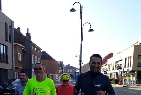  Otec Gombita je už v Bruseli. Denne zabehol 200 kilometrov