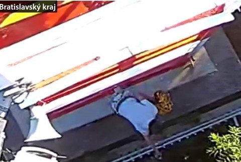 Preliezol plot a ukradol kameru, polícia ho hľadá 