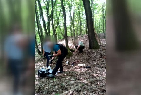 Desivý nález pri zbieraní húb. Žena našla v lese pištoľ