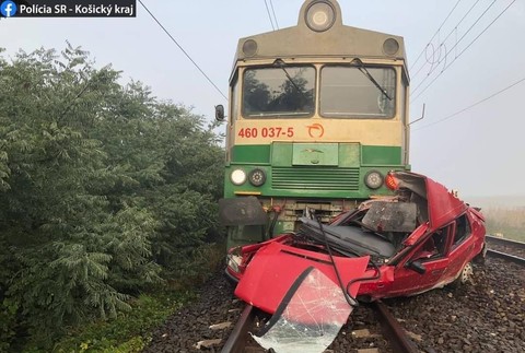 Vlak narazil do auta a tlačil ho stovky metrov.