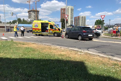 Nehoda auta a sanitky. Záchranári prevážali v inkubátore bábätko