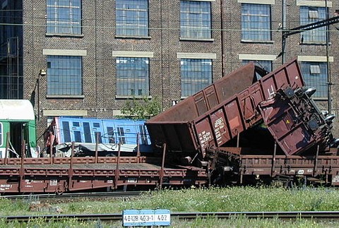 vykolajeny cesky nakladny vlak