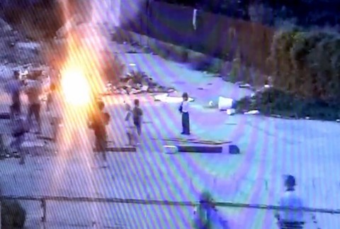 Skupina Rómov založila oheň. Ich napomenutie skončilo útokom na policajtov