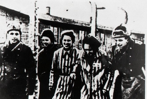 Momentka po oslobodení tábora Auschwitz príslušníkmi Červenej armády