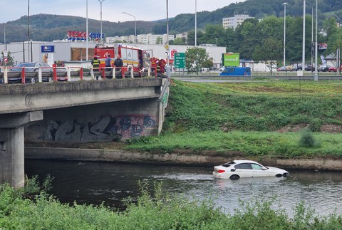 Auto sa zrútilo do rieky