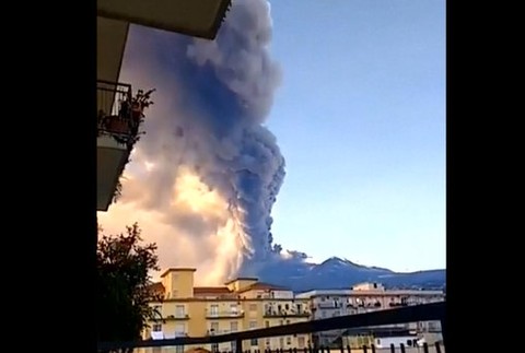 Sopka Etna sa prebudila k životu. Spôsobila viac ako stovku otrasov
