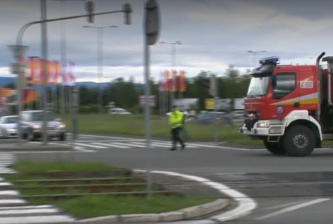 Zrážka sanitky s osobným autom. Zdravotnícke vozidlo sa po ceste šmýkalo niekoľko metrov