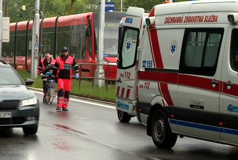 Vážna nehoda v Ružinove. Ženu zrazila električka