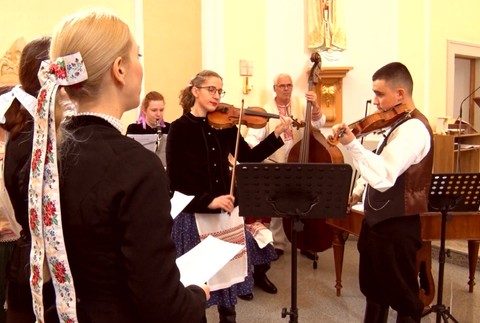 Kňaz spieval na trojkráľovej omši ako spevák. Doprevádzali ho folkloristi