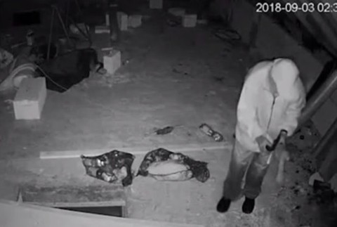 Dôchodca mal mesiace terorizovať rodinu. Na mladú mamičku kričal, že ju zabije