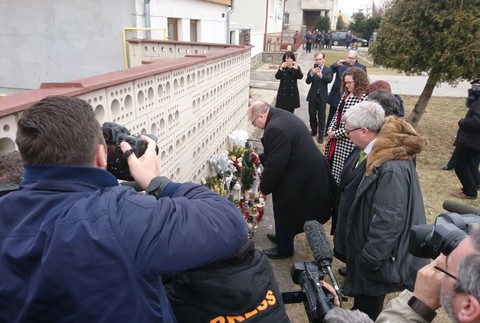 Europoslanci zapaľujú sviečky Kuciakovi a jeho priateľke