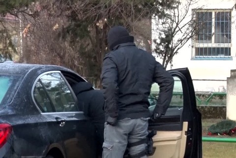 Policajná razia. Kukláči zadržali muža pôvodom z Albánska