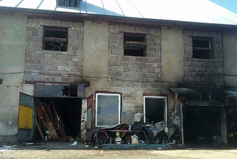 Hasiči zasahovali pri požiari. Plamene zachvátili strechu družstva