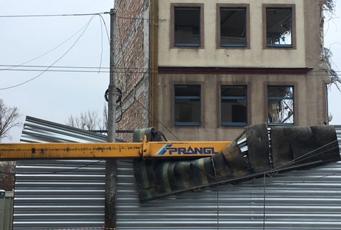 Záchranári zasahovali na stavenisku. Prevrátil sa žeriav