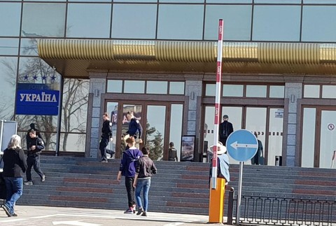 Pri voľbách nahlásili bombu. Hotel s novinármi museli evakuovať