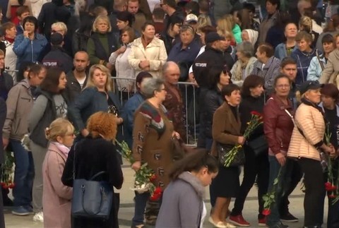 Posledná rozlúčka s obeťami útoku v Kryme982