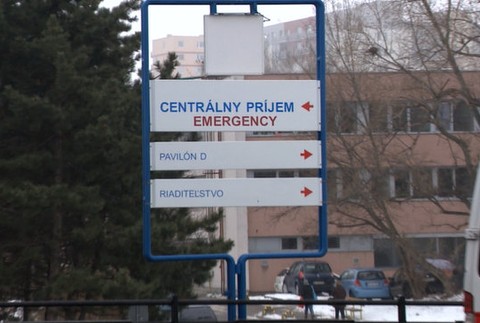 Muž si chcel po hádke postrelenú nohu ošetriť sám. Policajti po jeho chytení zistili, že už mal sedieť vo väzení