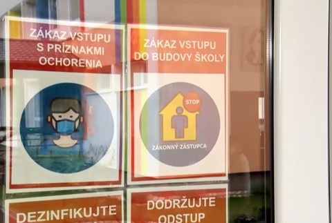 Prechádza sa na dištančné vyučovanie.