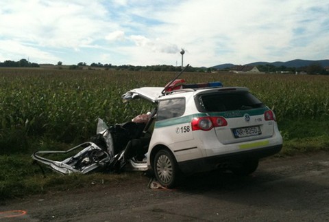 znicene rozdruzgane policajne auto zozadu havaria
