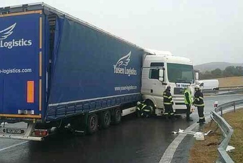 Skrížený kamión s poškodenou nádržou