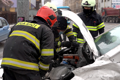 Po vážnej nehode policajnej hliadky odviezli do nemocnice policajta 