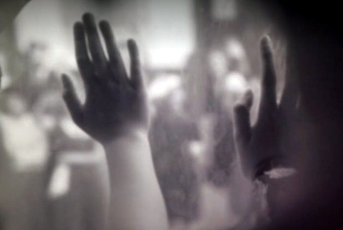 Deti museli poslať samé preč, aby ich zachránili pred istou smrťou. Dokumentárny film Ruky na skle vás chytí za srdce