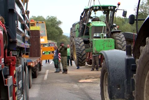 [multi] Prevrátený traktor 1585