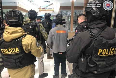 Policajti zasahujú v nákupnom centre. Zadržali muža, ktorý mal mať na sebe bombu