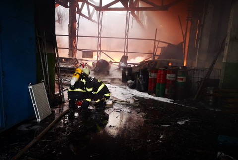 Po viac ako 24 hodinách dostali hasiči požiar v Šuranoch pod kontrolu. Pozrite sa, akú spúšť narobil