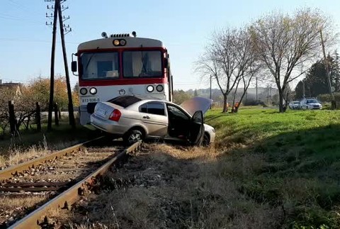 Nehoda na priecestí. Vlak narazil do auta, ktorého vodič nerešpektoval dopravné značenie