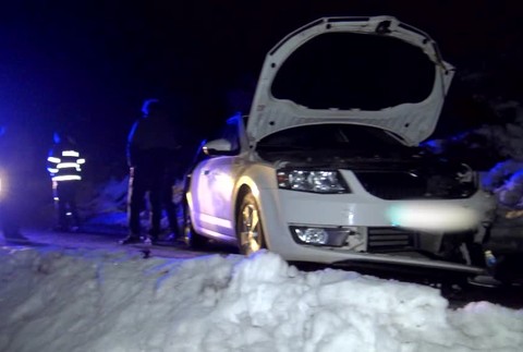 [multi] Čelná zrážka na zľadovatenej ceste. V autách sedeli dve malé deti 10763