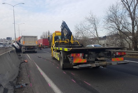 Nehoda na diaľnici D2. Kamión pritlačil auto o betónové zvodidlá