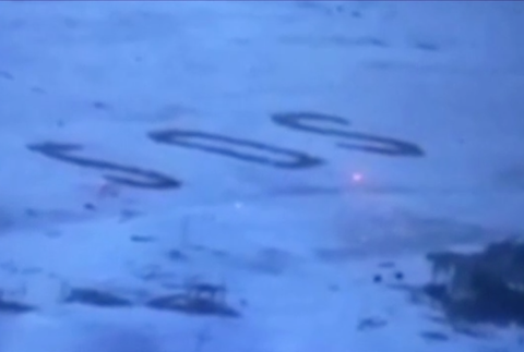 Nápis SOS na pláži zachránil troch mužov