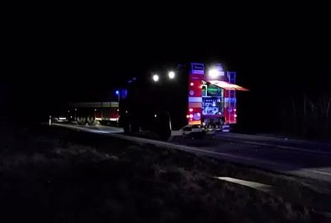 Autobus sa po havárii prevrátil. Viezol 39 ľudí704