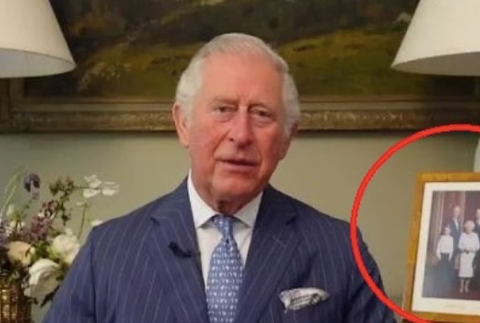 Charles v pracovni nemá fotku Harryho