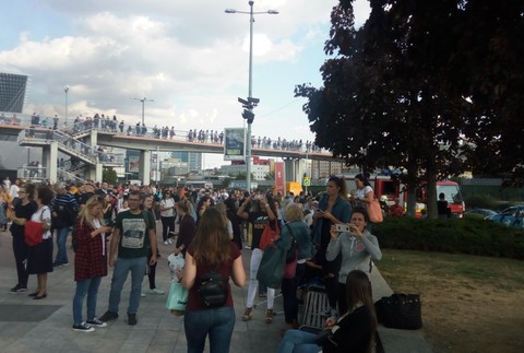 Ľudia stojaci pred nákupným centrom