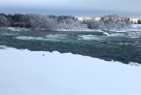 [multi] FOTOGALÉRIA: Zamrznuté Niagarské vodopády berú dych 4696