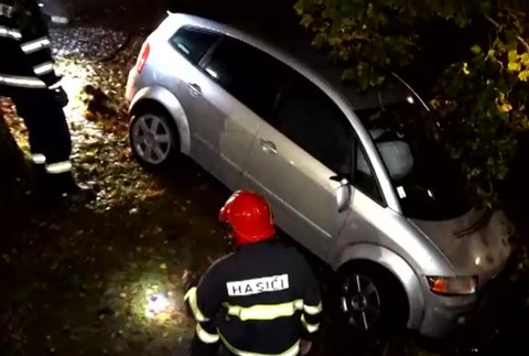 Opitý vodič zaparkoval auto v potoku. 