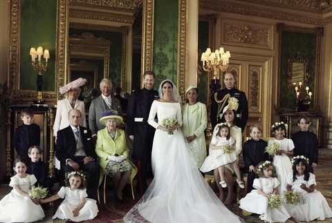 Harry a Meghan s kráľovnou Charlesom, Williamom a družičkami - oficiálna foto 